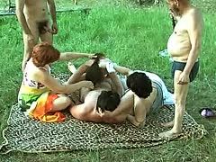 Una abuela salvaje se acopla al sexo en grupo al aire libre